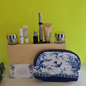 NWT Estee Lauder Set With Bag. Holiday Special Price💜🎅